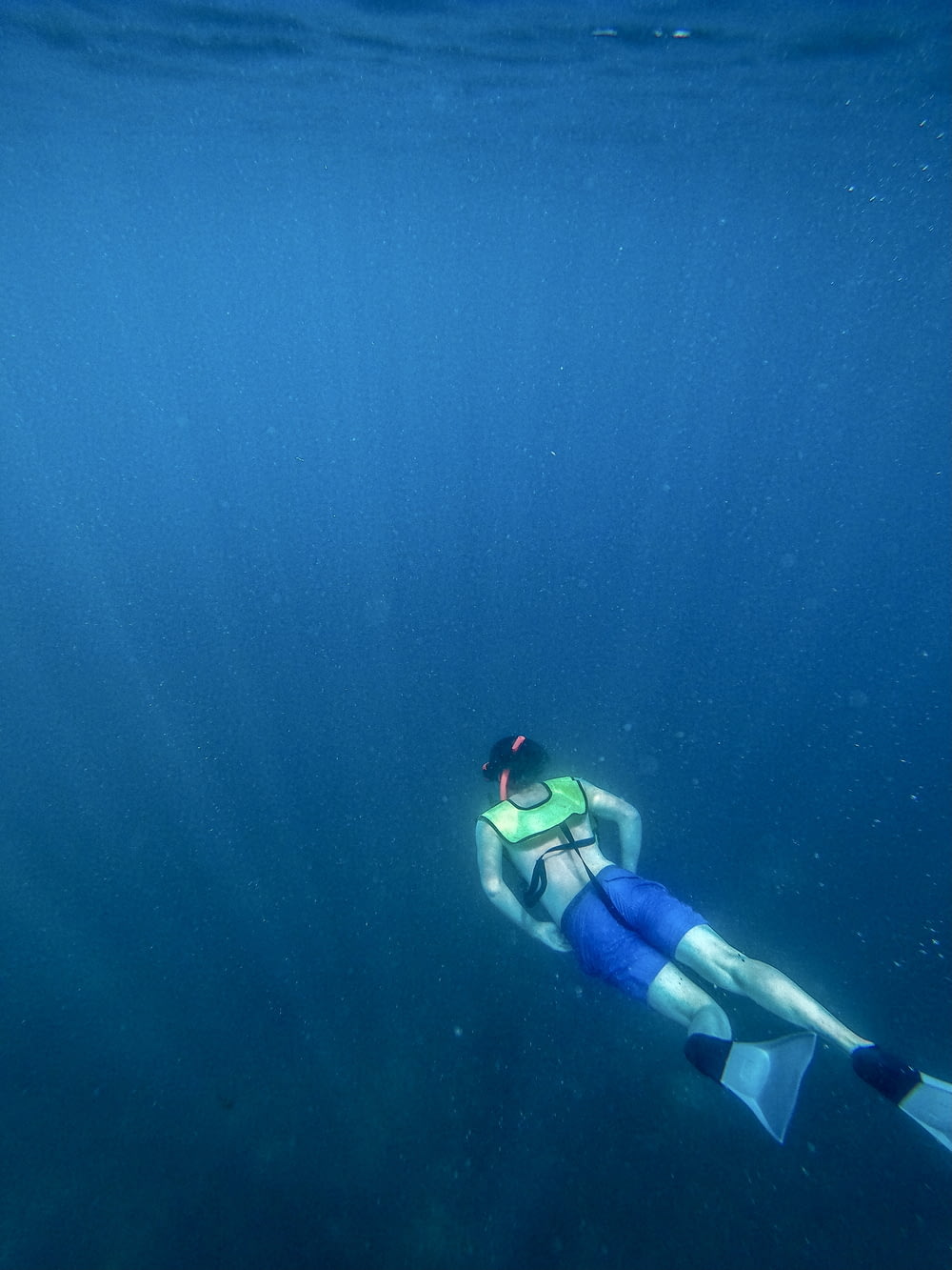 Persona con traje azul y blanco bajo el agua