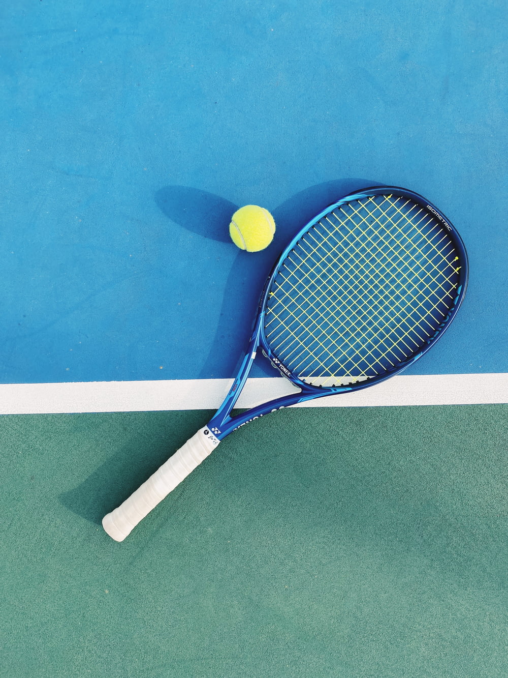 raquette de tennis blanche et bleue