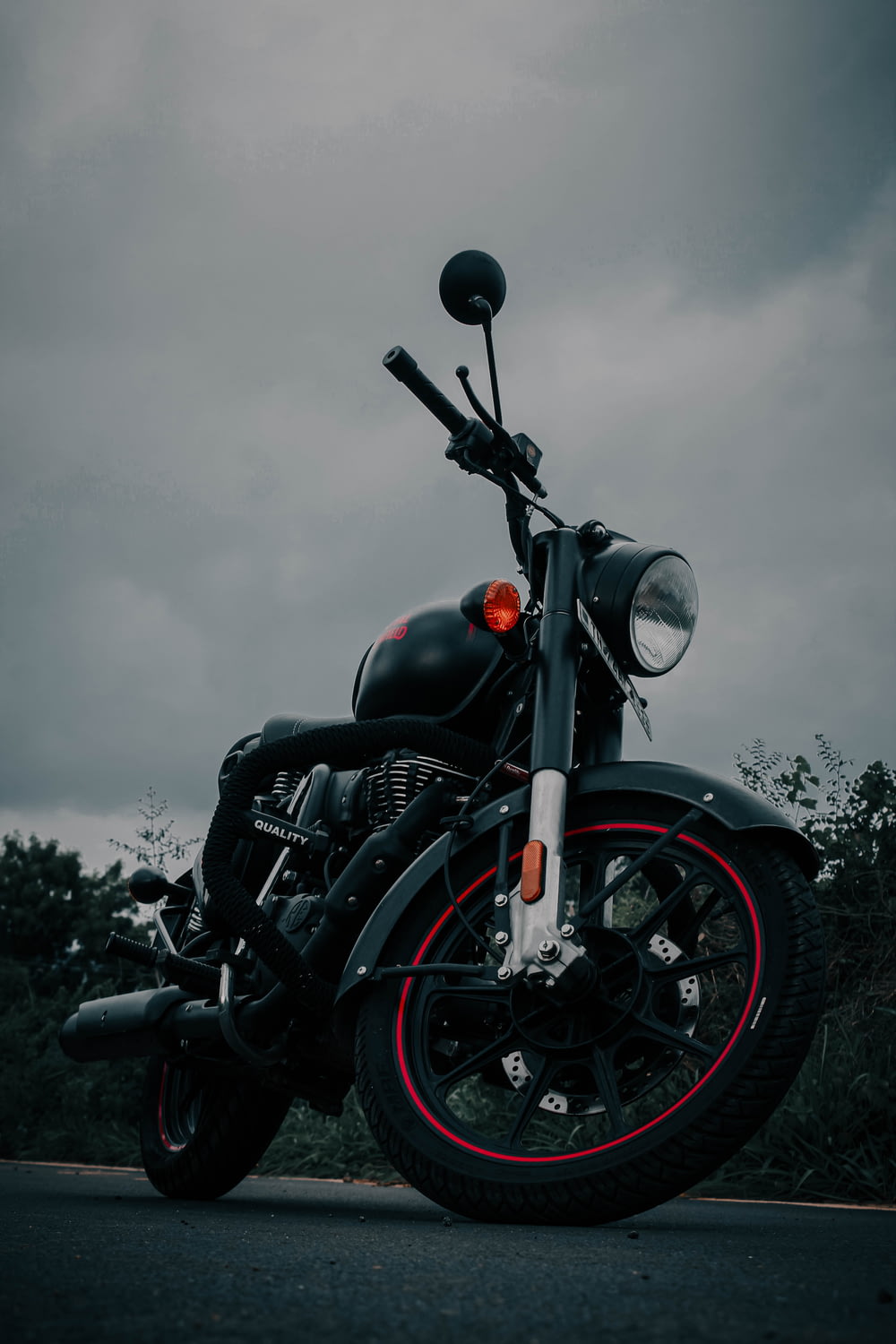Motocicleta cruiser negra y plateada
