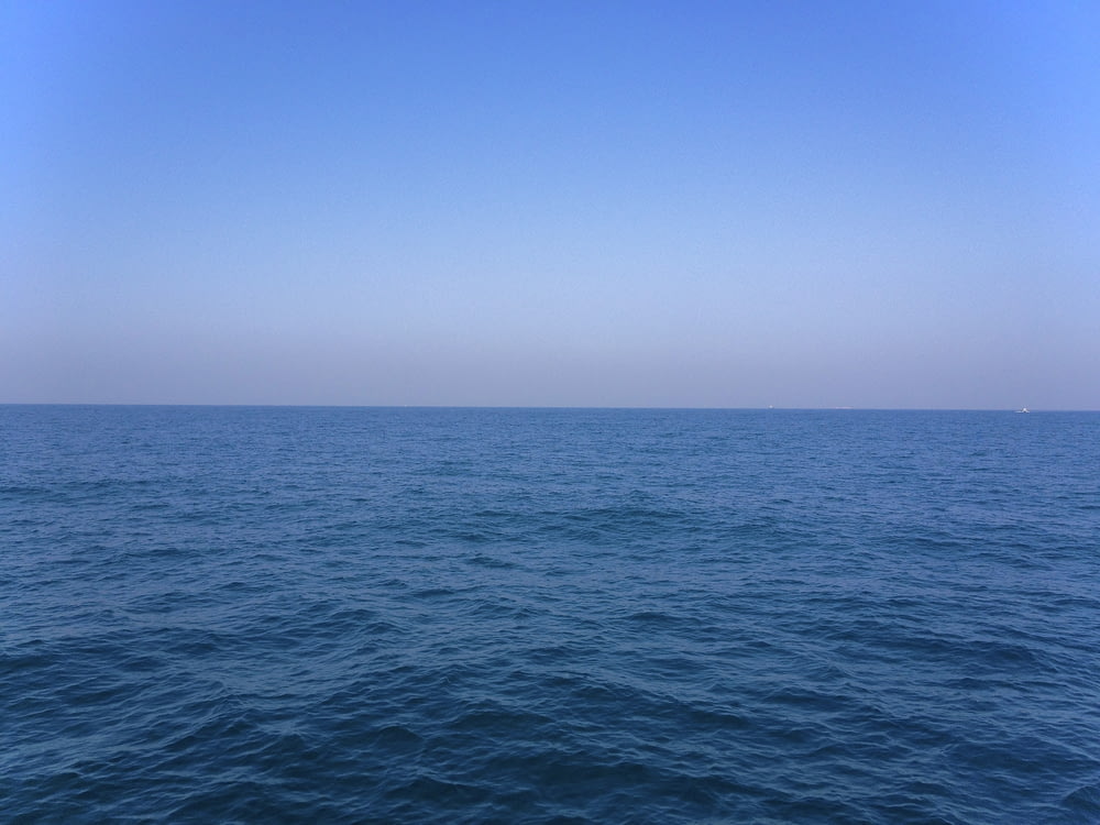 昼間の青空に浮かぶ青い海