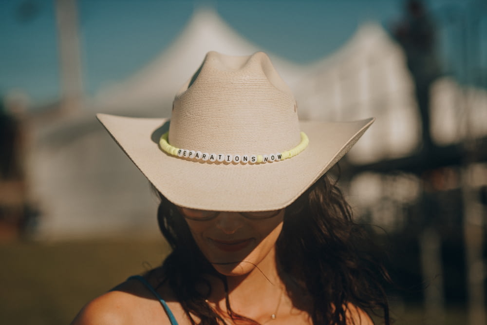 mulher no chapéu branco do sol