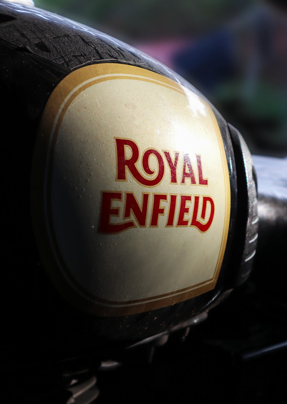 Un primer plano del logotipo de Royal Enfield en una motocicleta