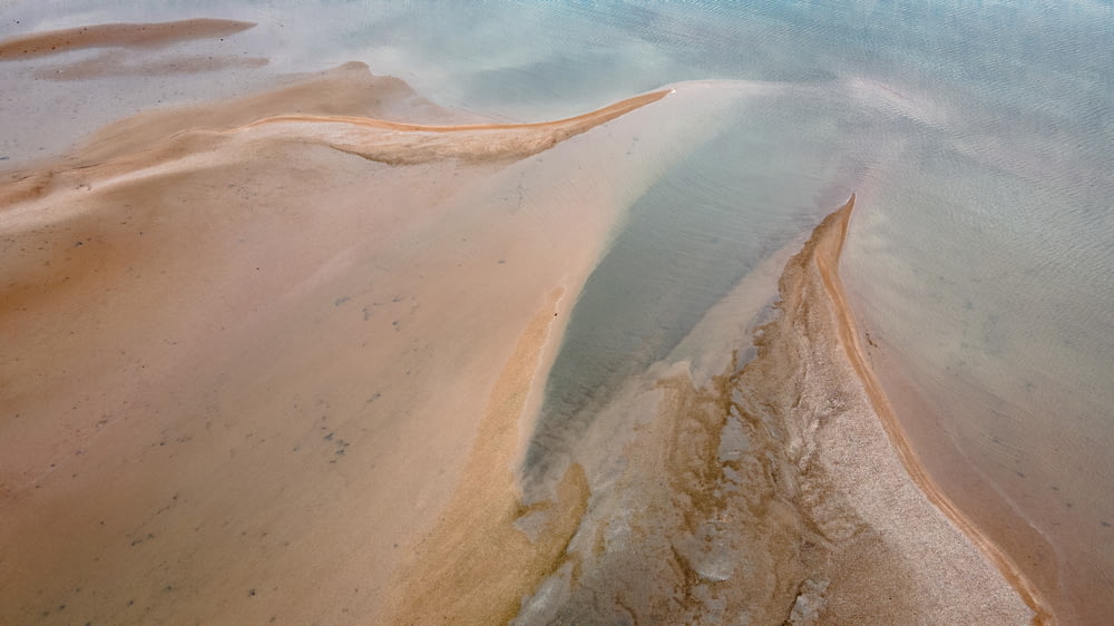 Playa de arena marrón y blanca