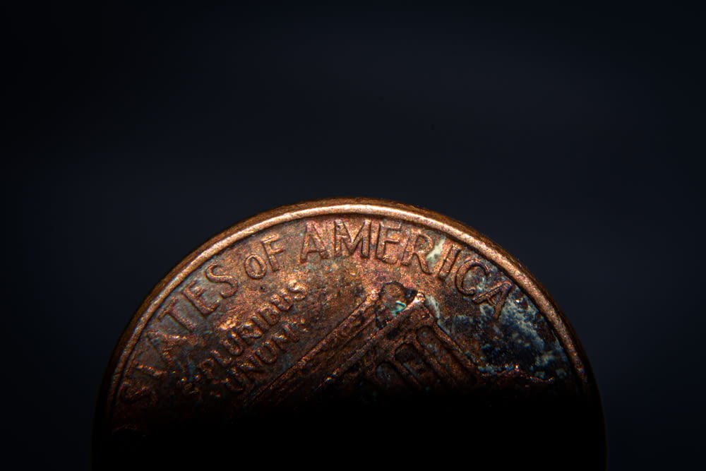 Un primo piano di un penny su uno sfondo nero