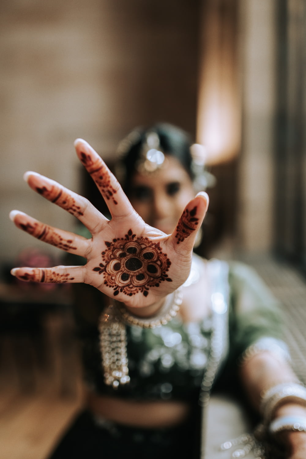 uma mulher com as mãos pintadas com henna