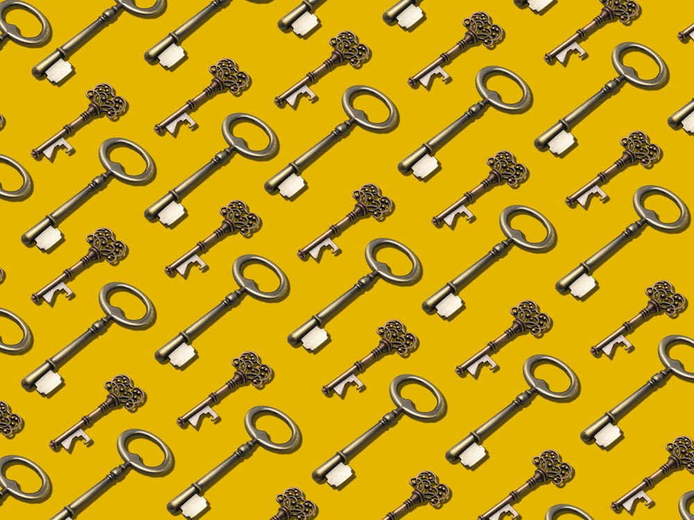 a bunch of keys that are on a yellow background