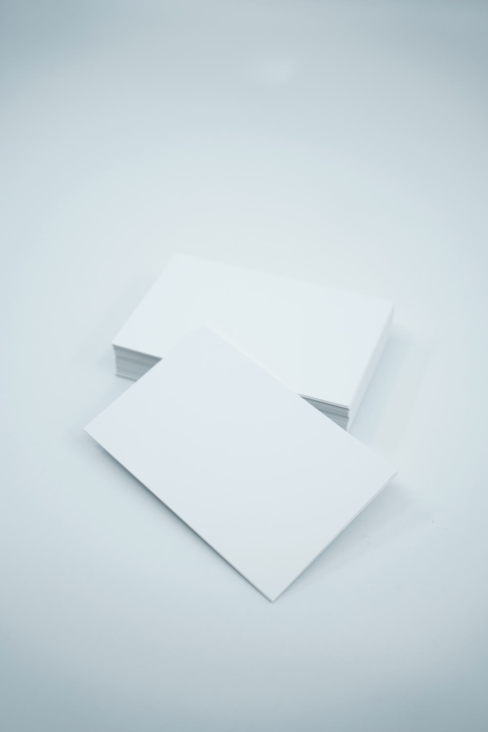 deux feuilles de papier vierges sur fond blanc