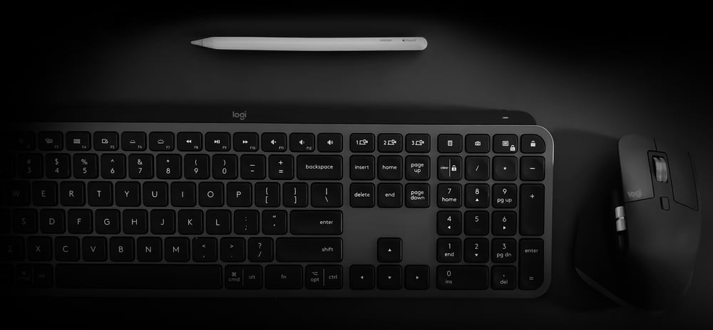 黒い表面のコンピューターのキーボードとマウス