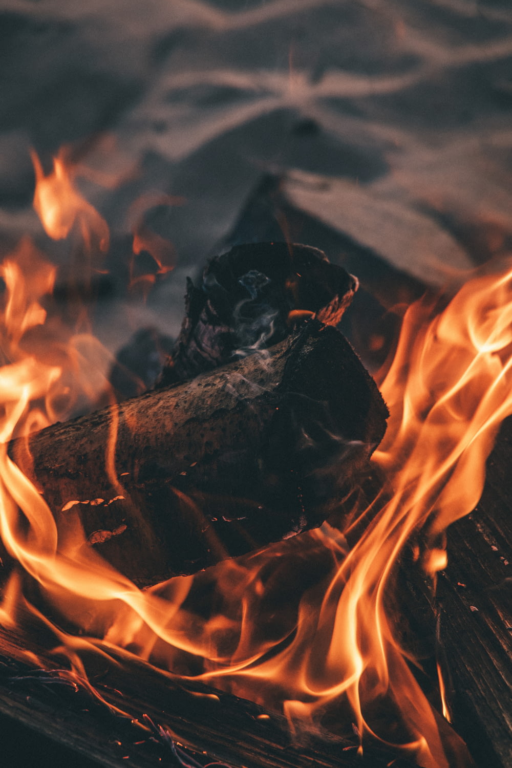 Ein Stück Holz sitzt auf einem Feuer