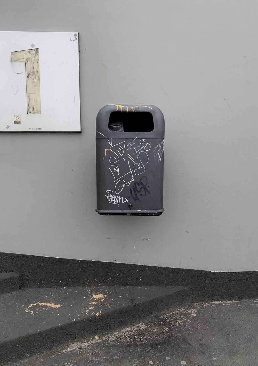 ein schwarzer Briefkasten mit Graffiti an der Seite eines Gebäudes