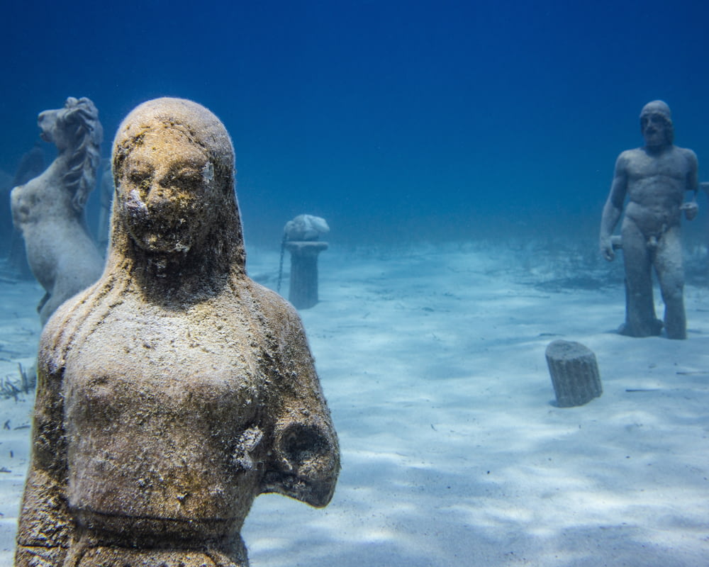 Une statue d’un homme et d’une femme dans l’eau