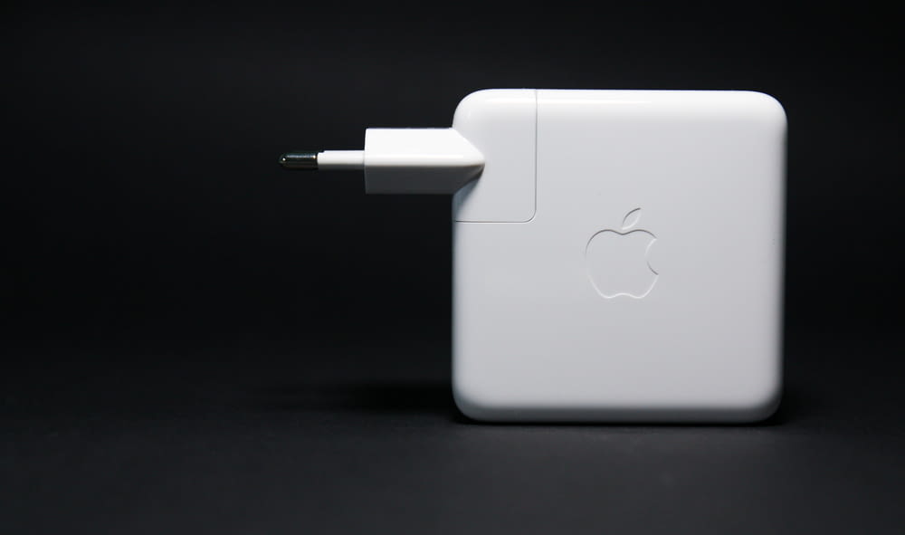 Weißes Apple MacBook auf schwarzer Oberfläche