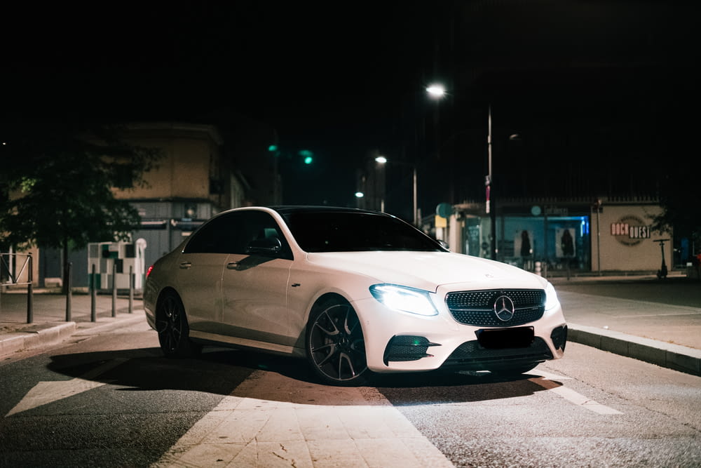 Mercedes Benz coupé bianca su strada durante la notte