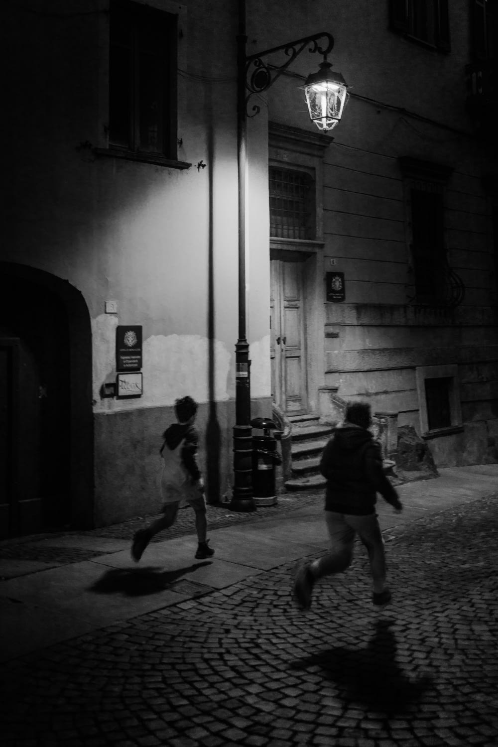 Foto en escala de grises de hombre y mujer caminando por el pasillo