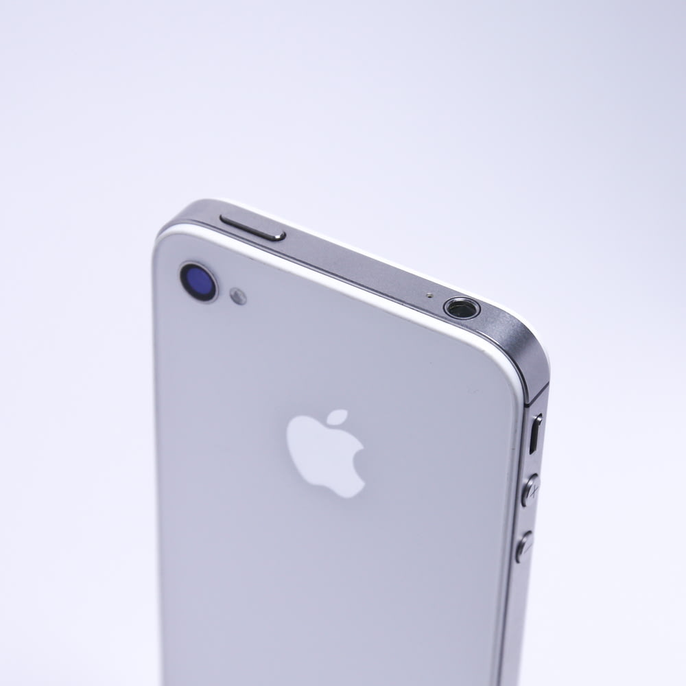 iPhone 6 argenté sur surface blanche