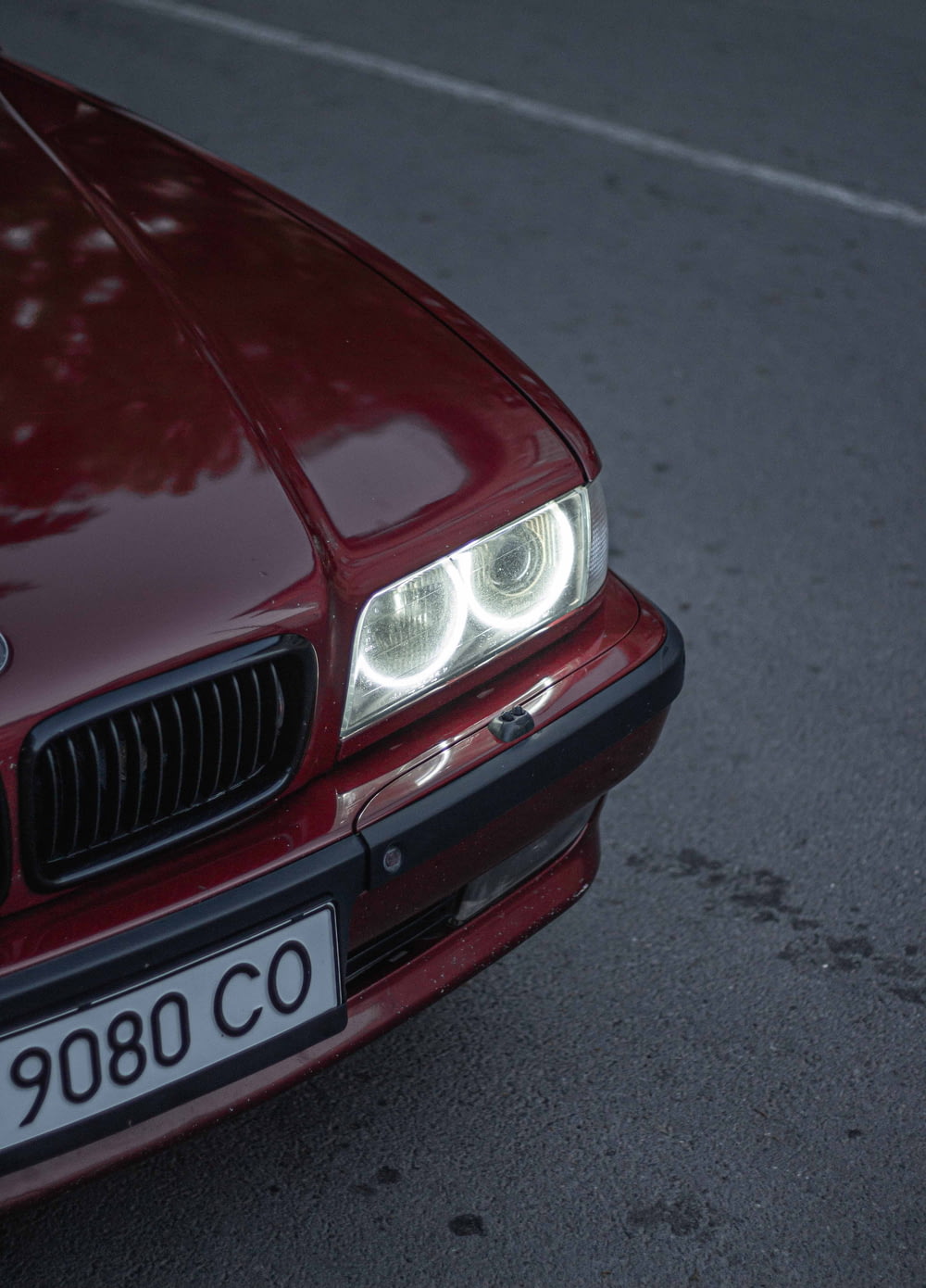 도로에 빨간 BMW 자동차