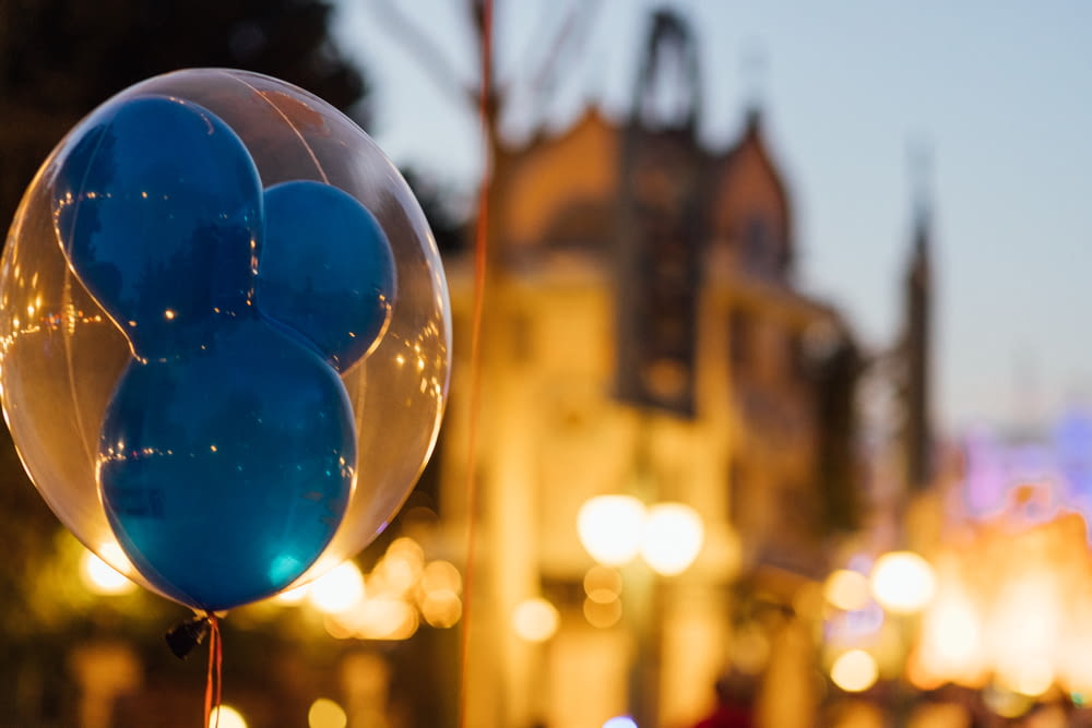 Ballon bleu au milieu de la ville pendant la nuit