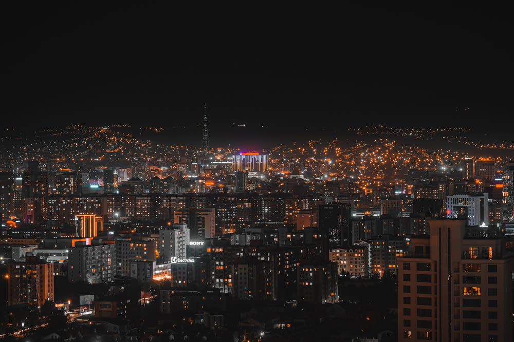 cidade com arranha-céus durante a noite