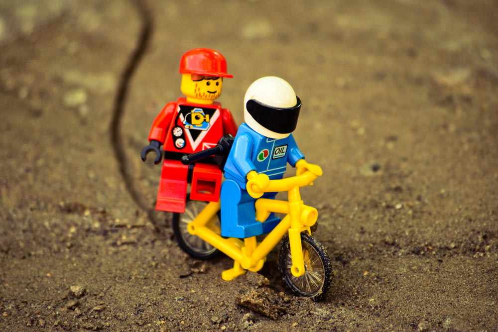LEGO Mini Figurine Chevauchant une Bicyclette Jaune