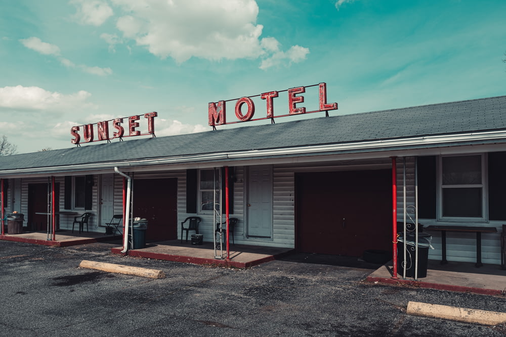 Un motel con un cartello che dice Sunset Motel
