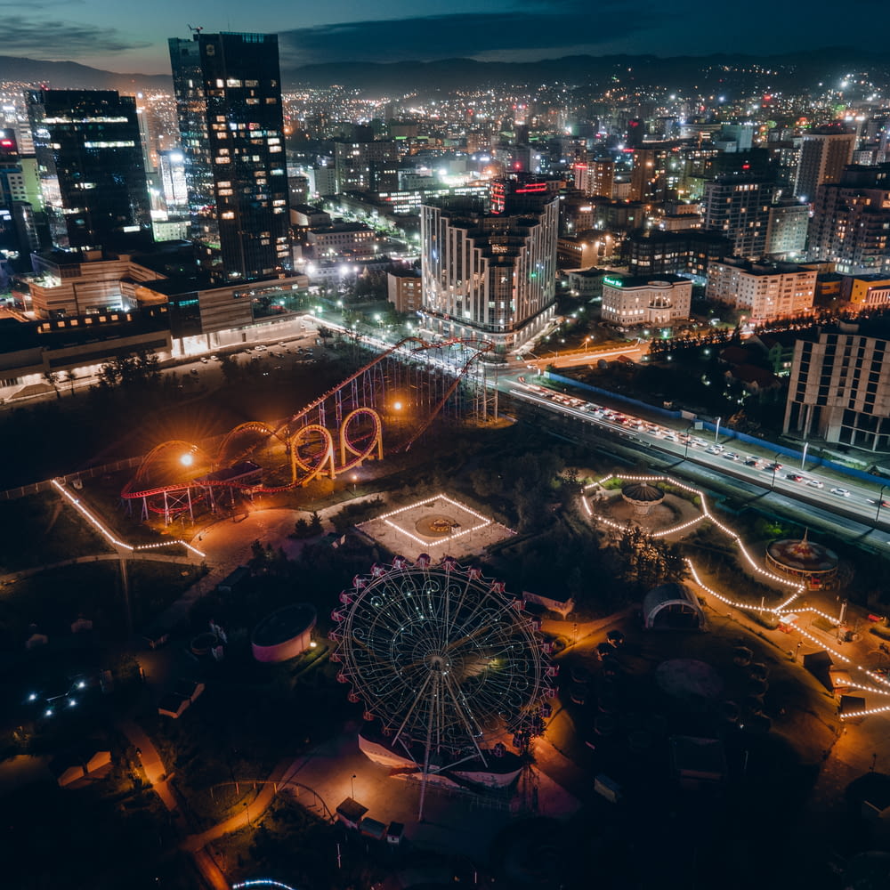 vista aérea da cidade durante a noite