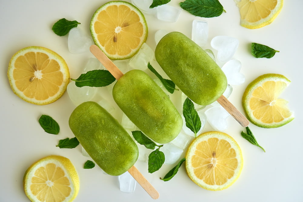 citron vert tranché et fruits verts