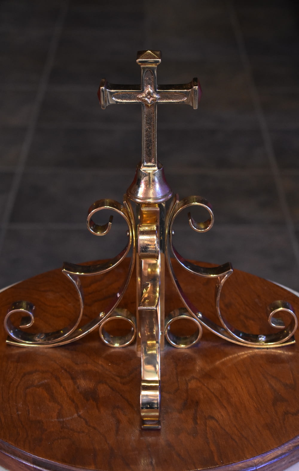croce d'oro su tavolo di legno marrone
