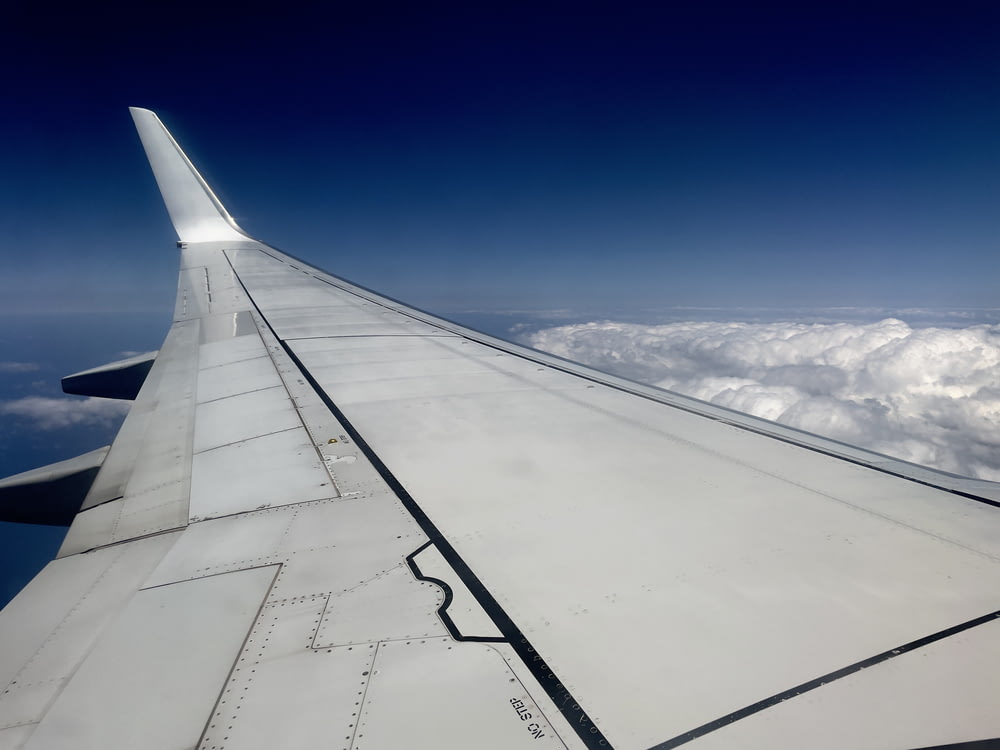 white airplane wing during daytime