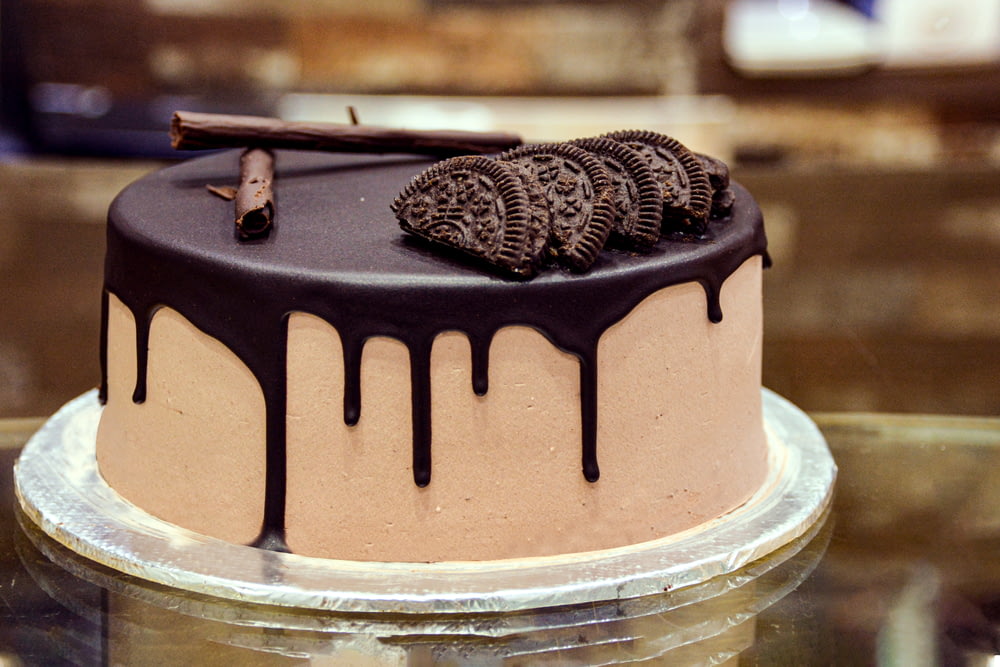 초콜릿 시럽을 얹은 초콜릿 케이크