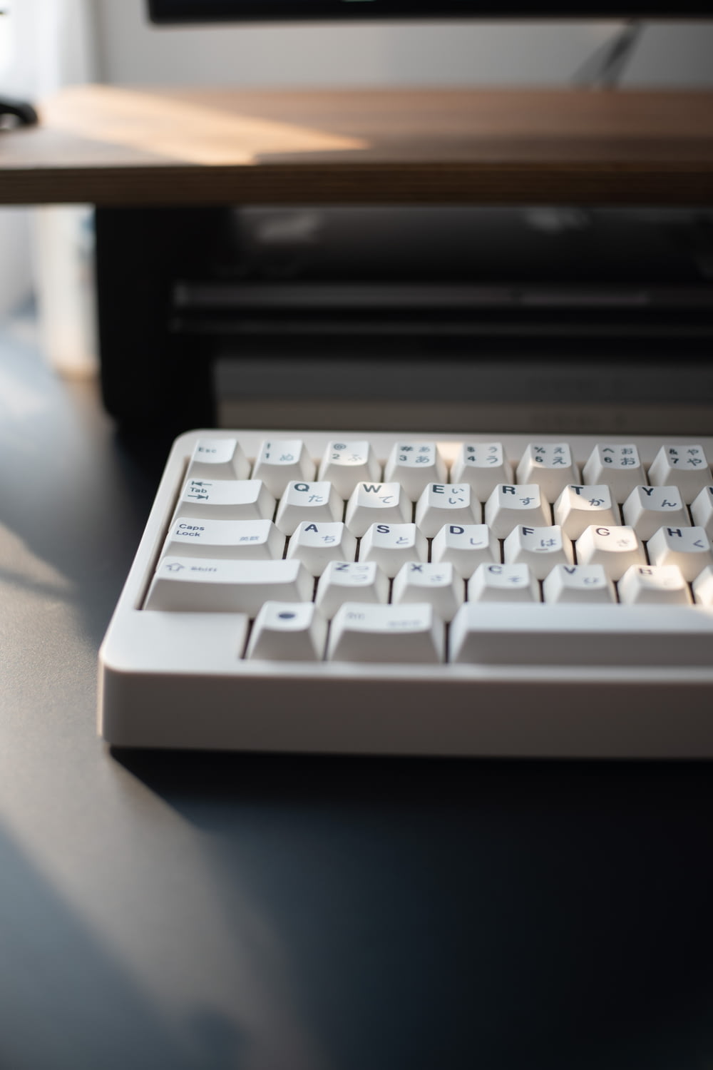 흰색 테이블에 흰색 컴퓨터 키보드