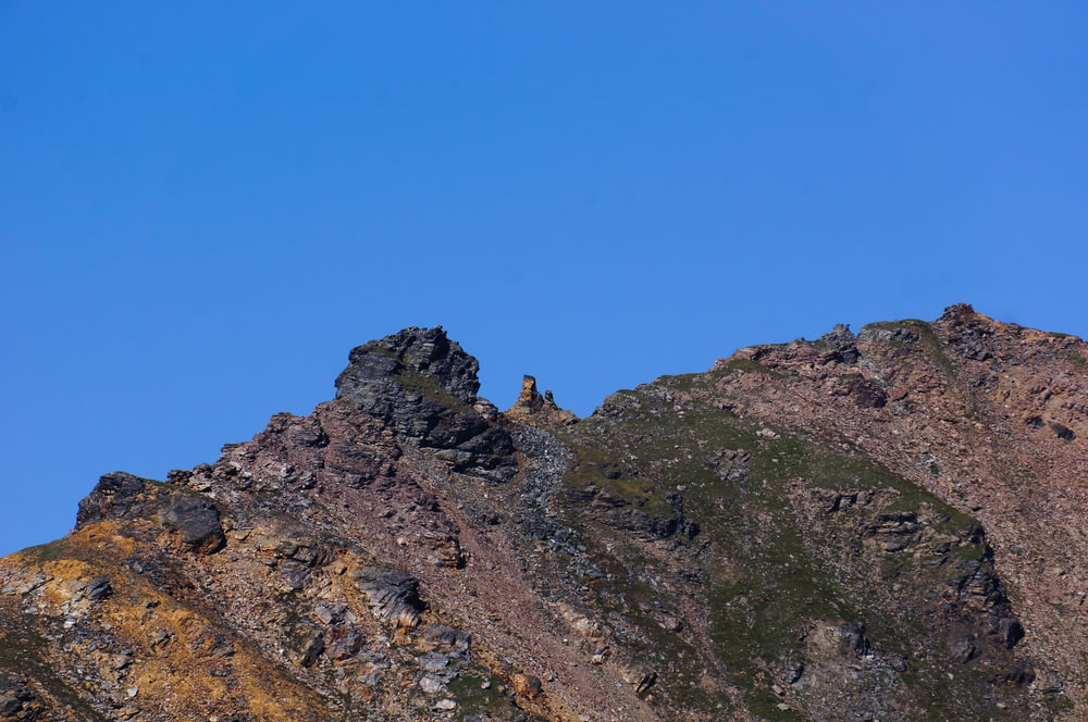 Montaña rocosa bajo el cielo azul durante el día