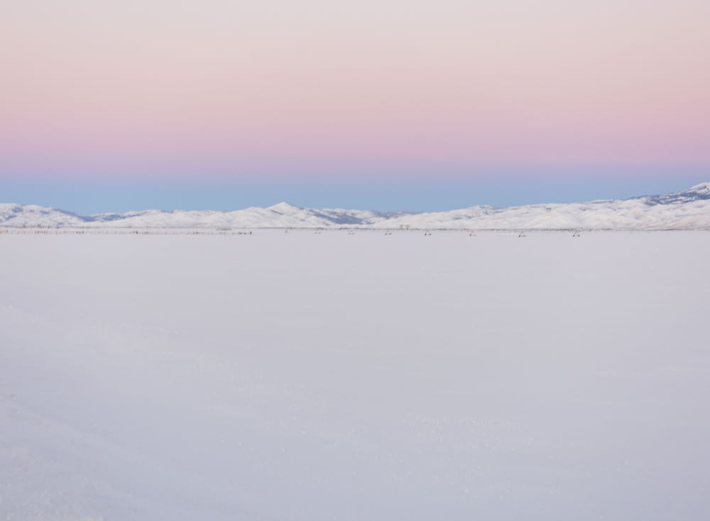 montagna coperta di neve sotto il cielo blu durante il giorno