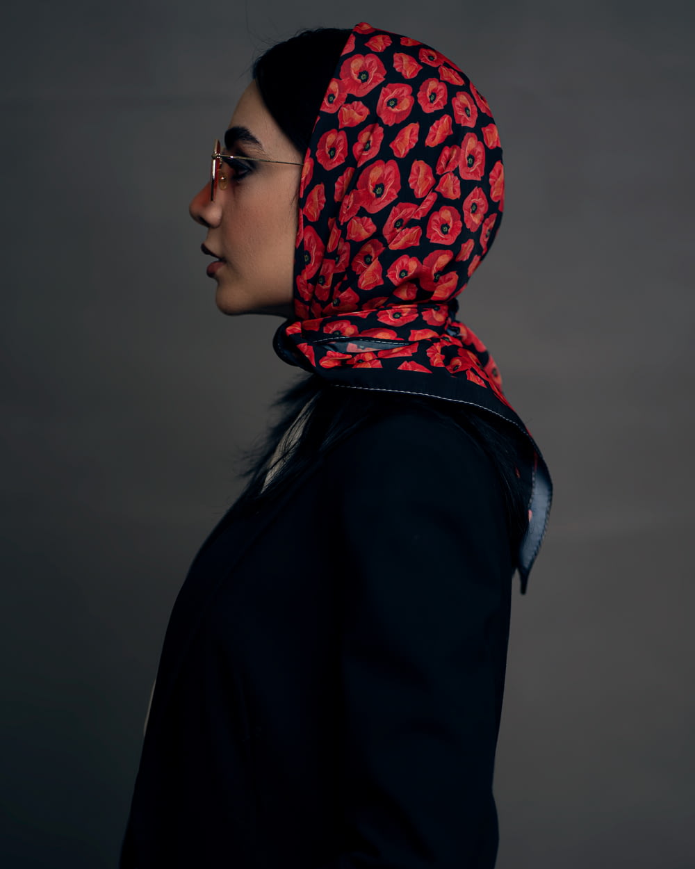 Mujer con hiyab rojo y blanco