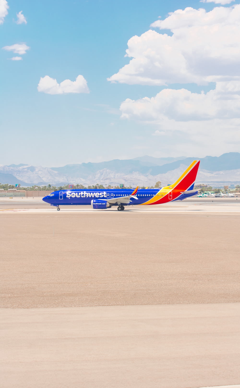 Un avión de Southwest Airlines en la pista de un aeropuerto