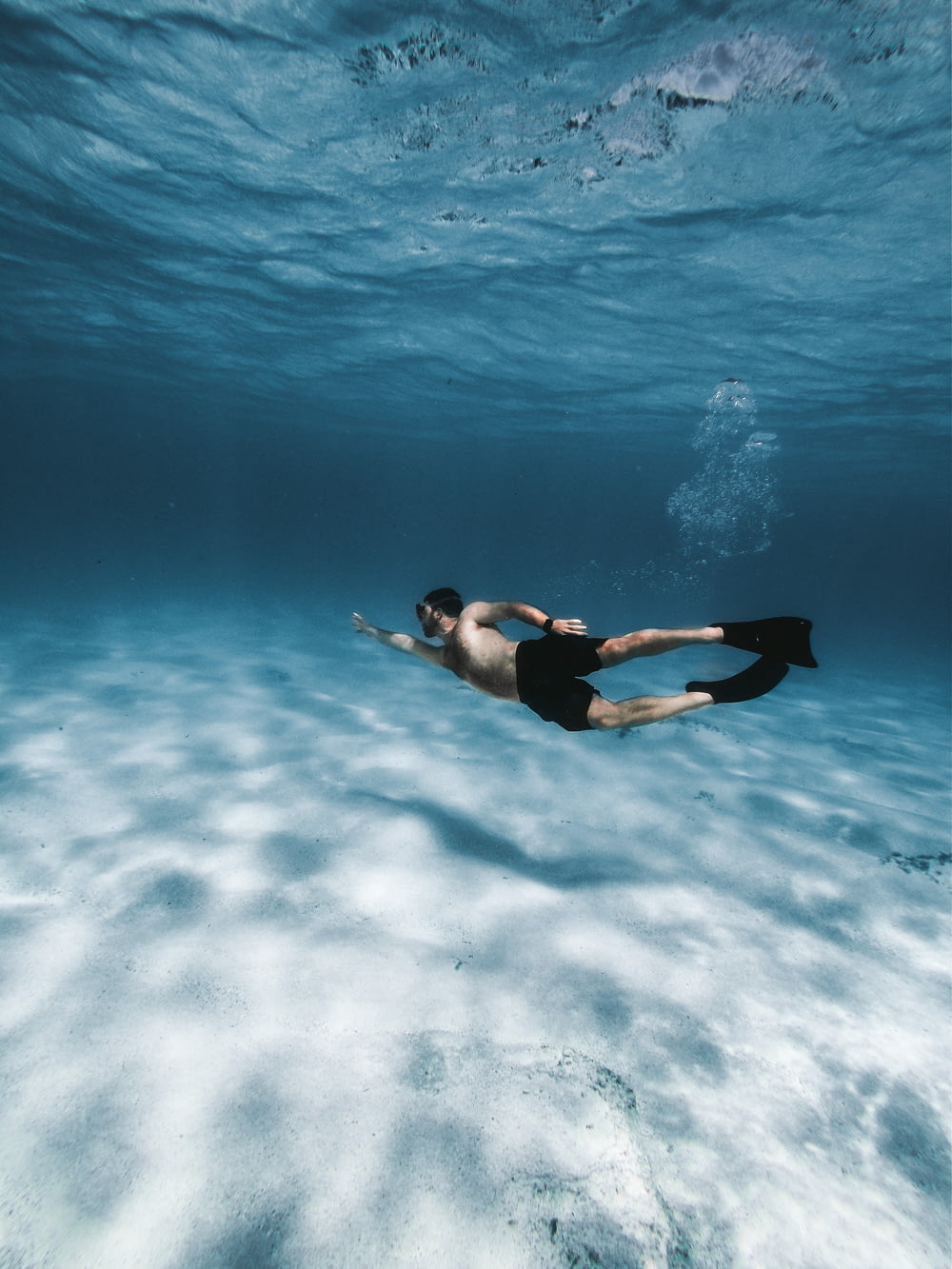 femme en bikini noir dans l’eau