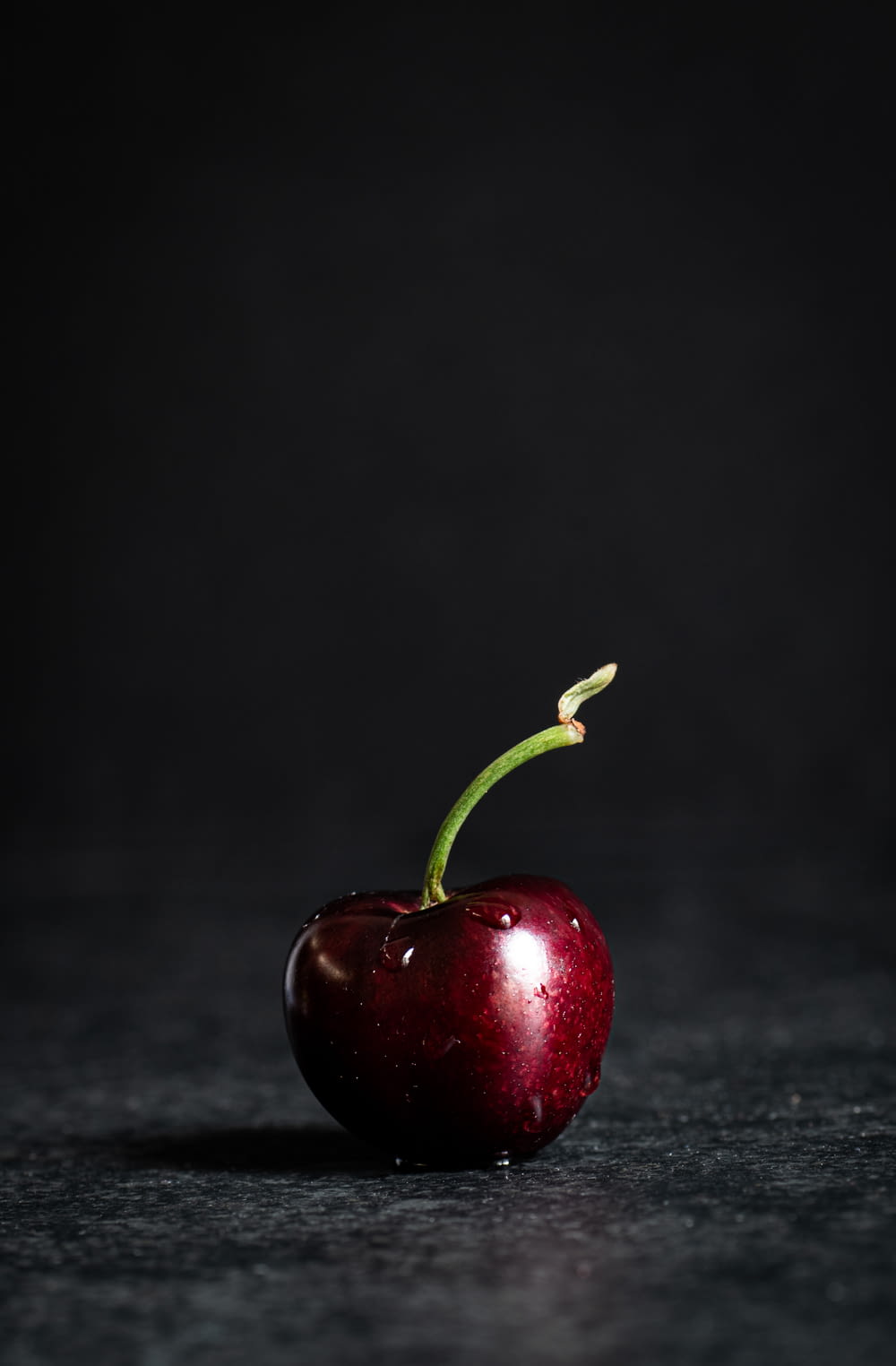 Manzana roja sobre mesa de mármol negro