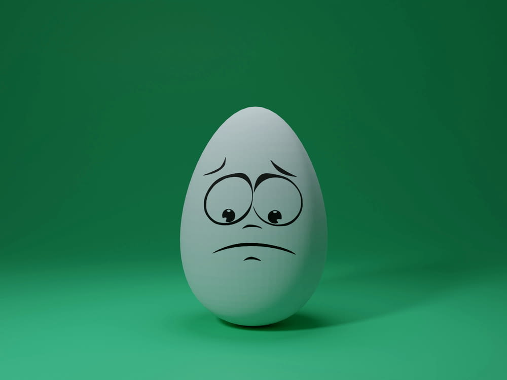 huevo blanco con ilustración de la cara