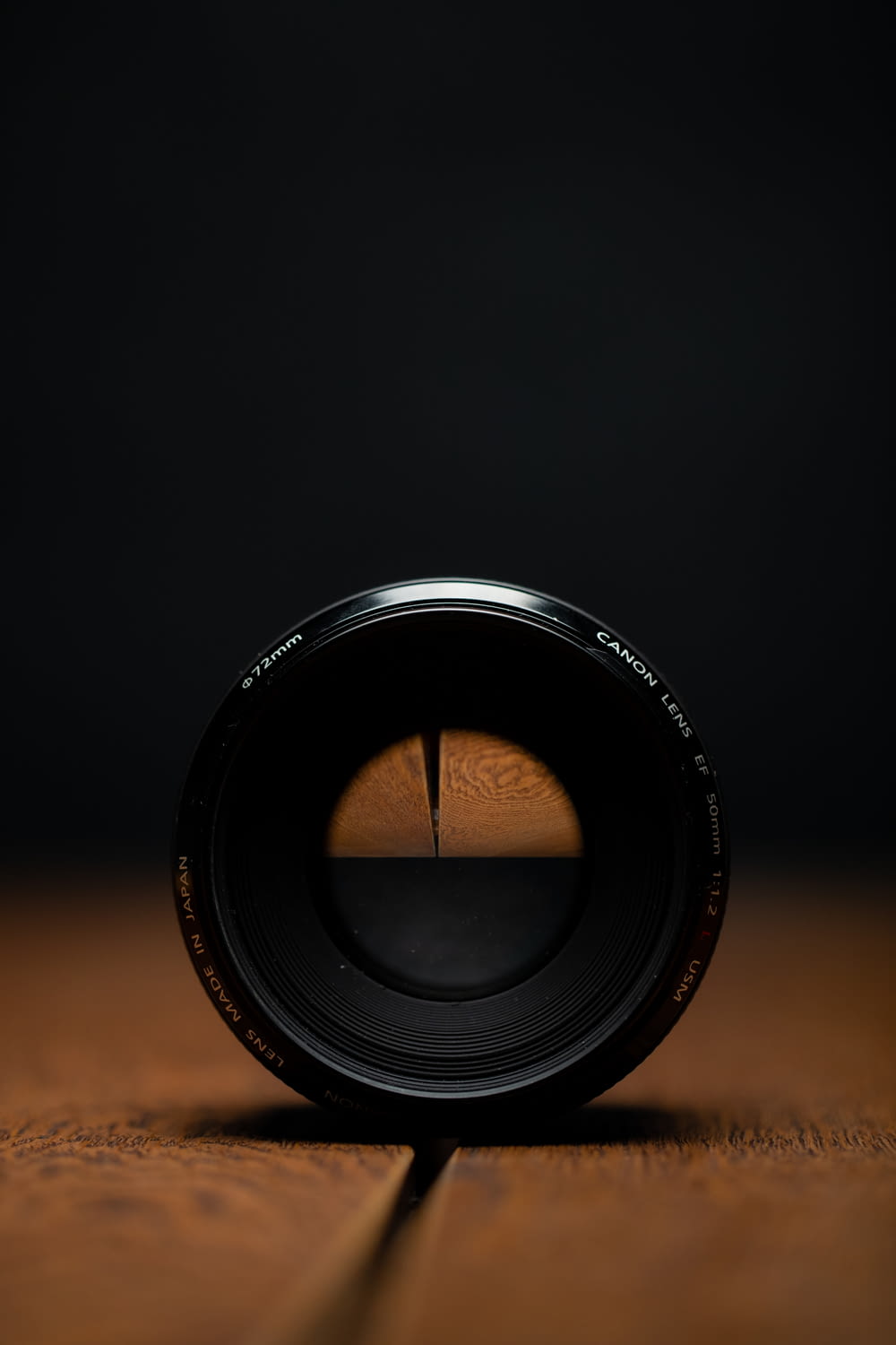 obiettivo della fotocamera nero su tavolo di legno marrone
