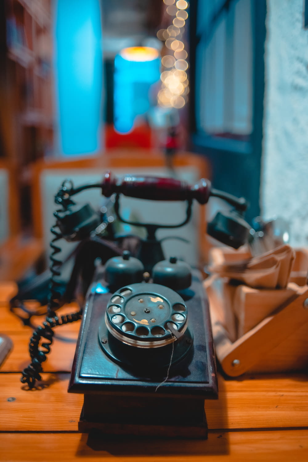 telefono rotante nero su tavolo di legno marrone