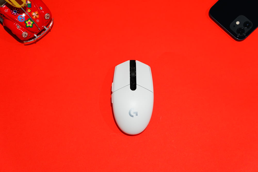 rato de computador sem fios branco e cinzento