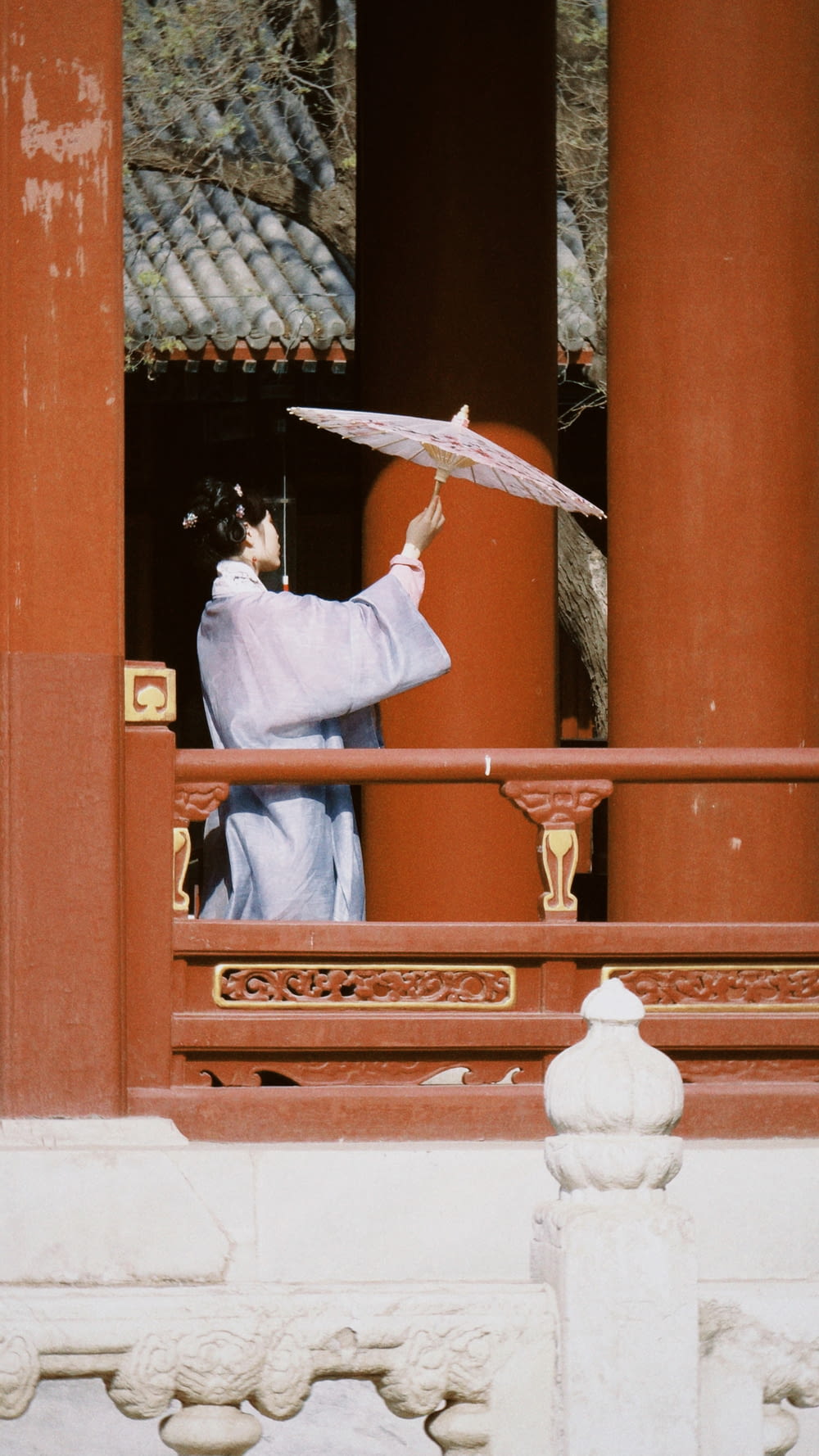 Mann in Weiß Thobe mit Regenschirm