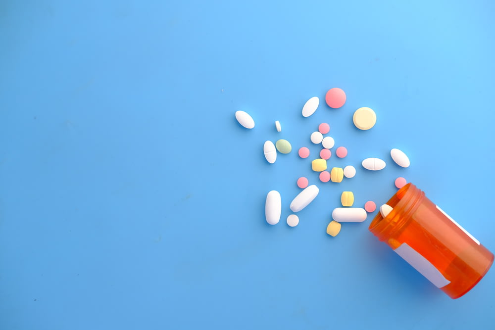 pílula de medicação laranja e branca