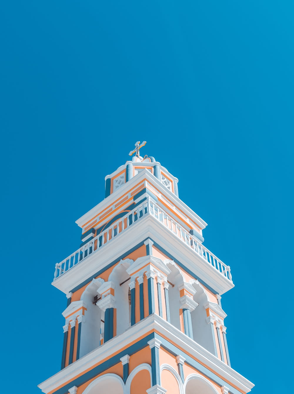 Edificio de hormigón blanco bajo el cielo azul durante el día