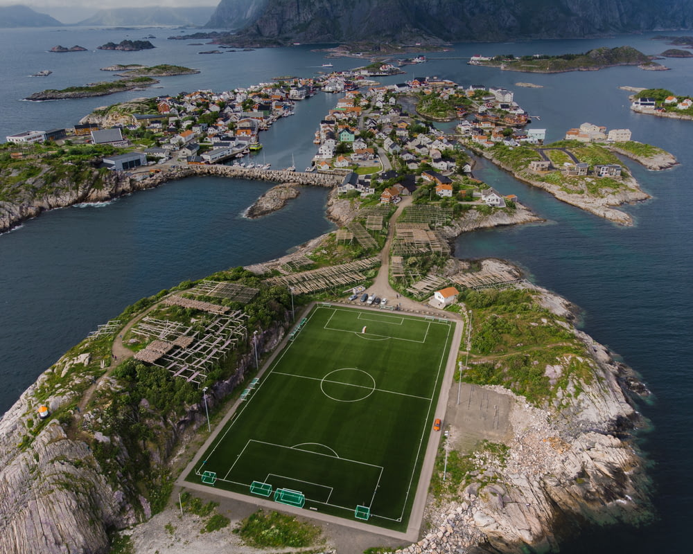 Vista aérea del campo de fútbol verde durante el día