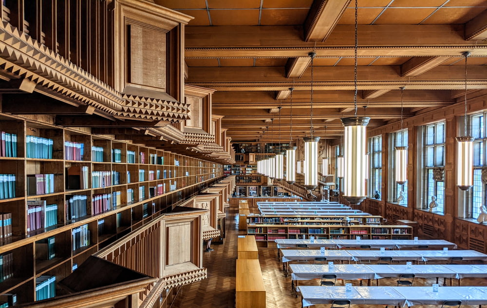 Estanterías de libros de madera marrón en la biblioteca
