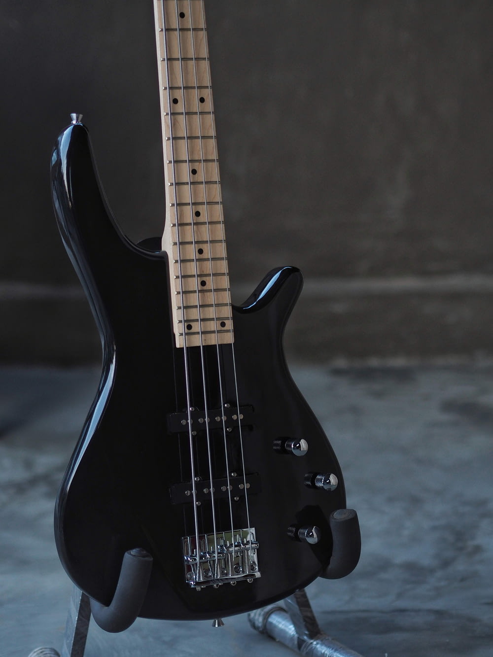 schwarze E-Gitarre auf schwarz-weißem Textil