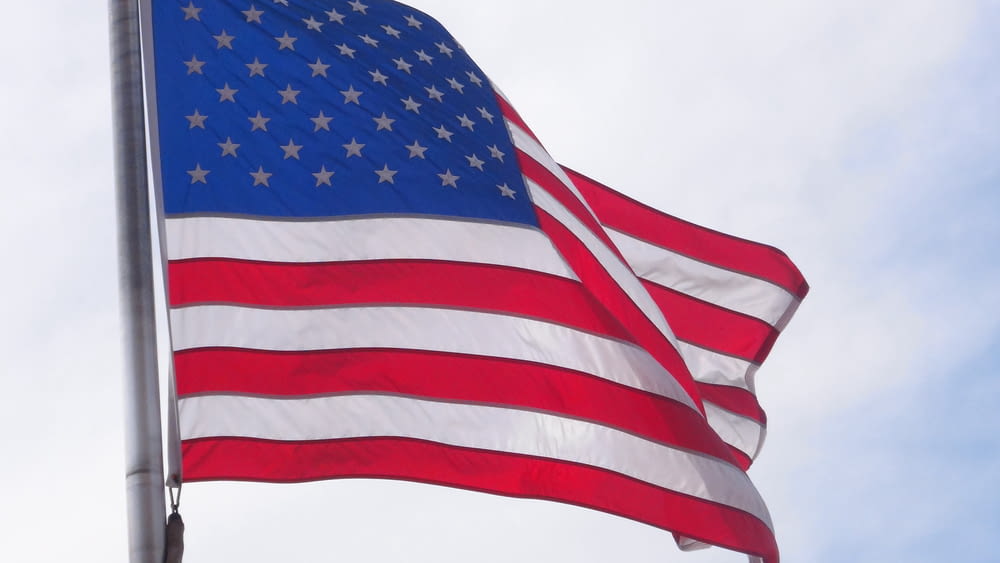 US eine Flagge unter weißem Himmel während des Tages