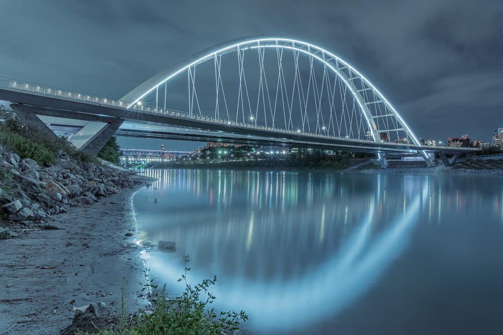 Pont en métal gris au-dessus de la rivière