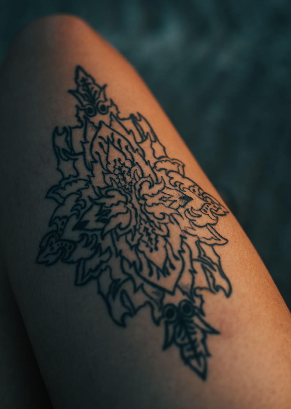 tatuagem de dragão preto e branco