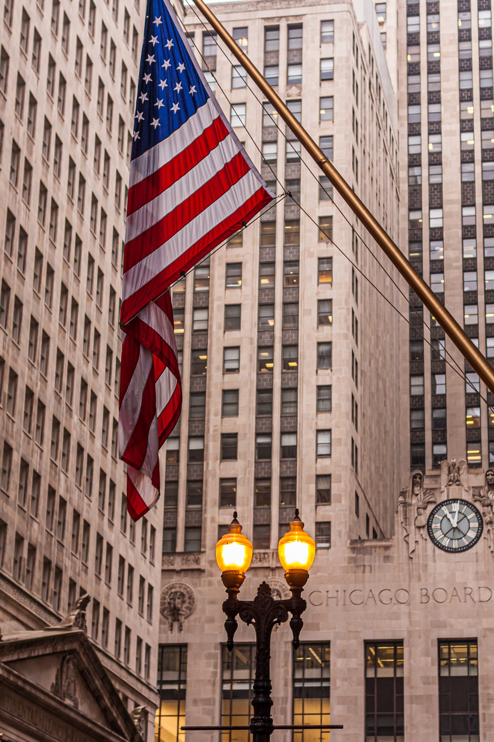 Bandera de EE.UU. en el mástil cerca de un edificio
